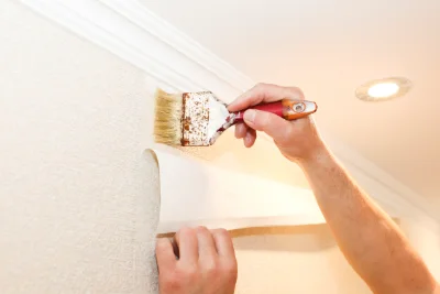 Pose de papier peint à Angely — revêtements muraux et toiles de verre